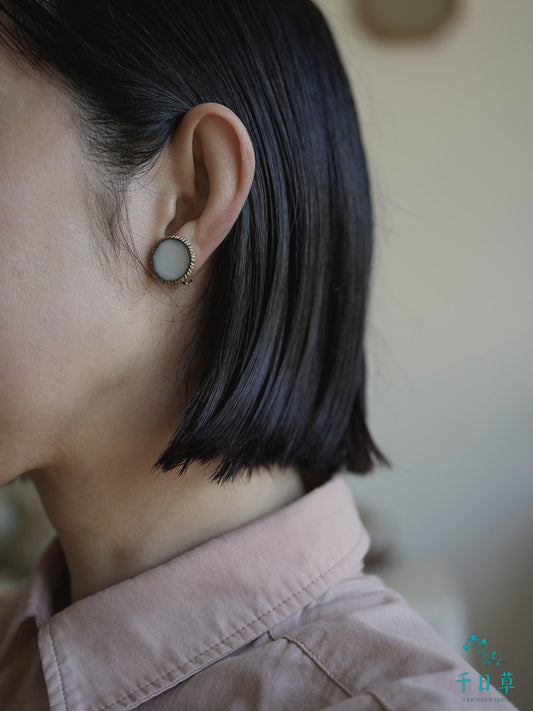 乳白色のピアス・イヤリング まるい