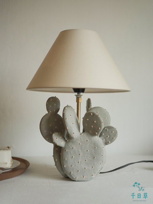 陶でできたウチワサボテンのスタンドライト