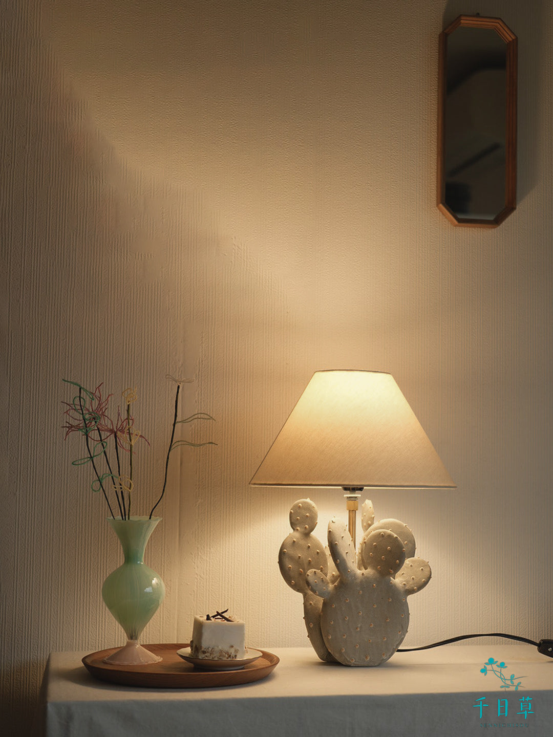 陶でできたウチワサボテンのスタンドライト