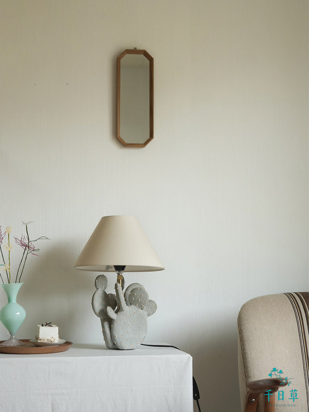 陶でできたウチワサボテンのスタンドライト