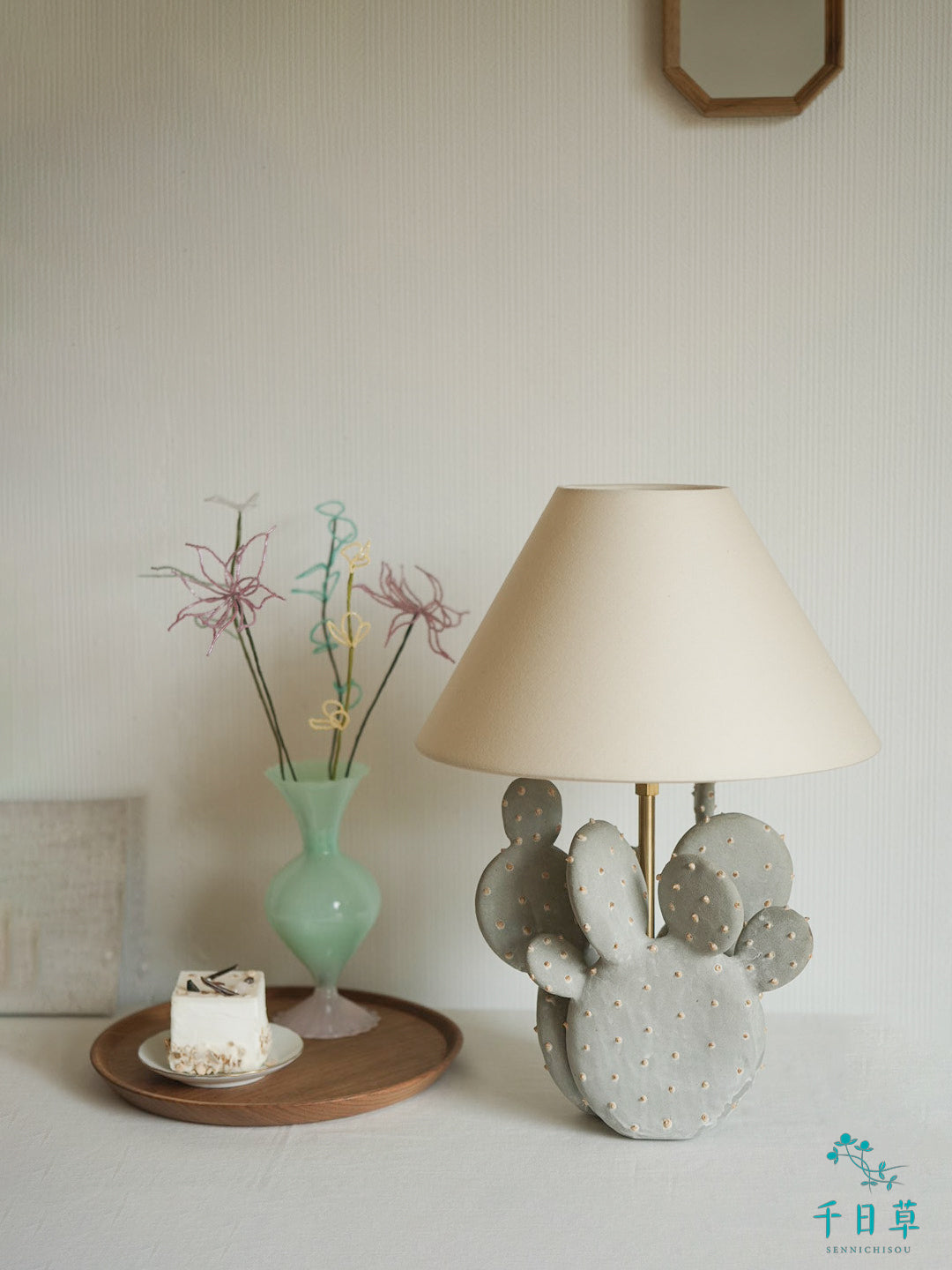 陶でできたウチワサボテンのスタンドライト