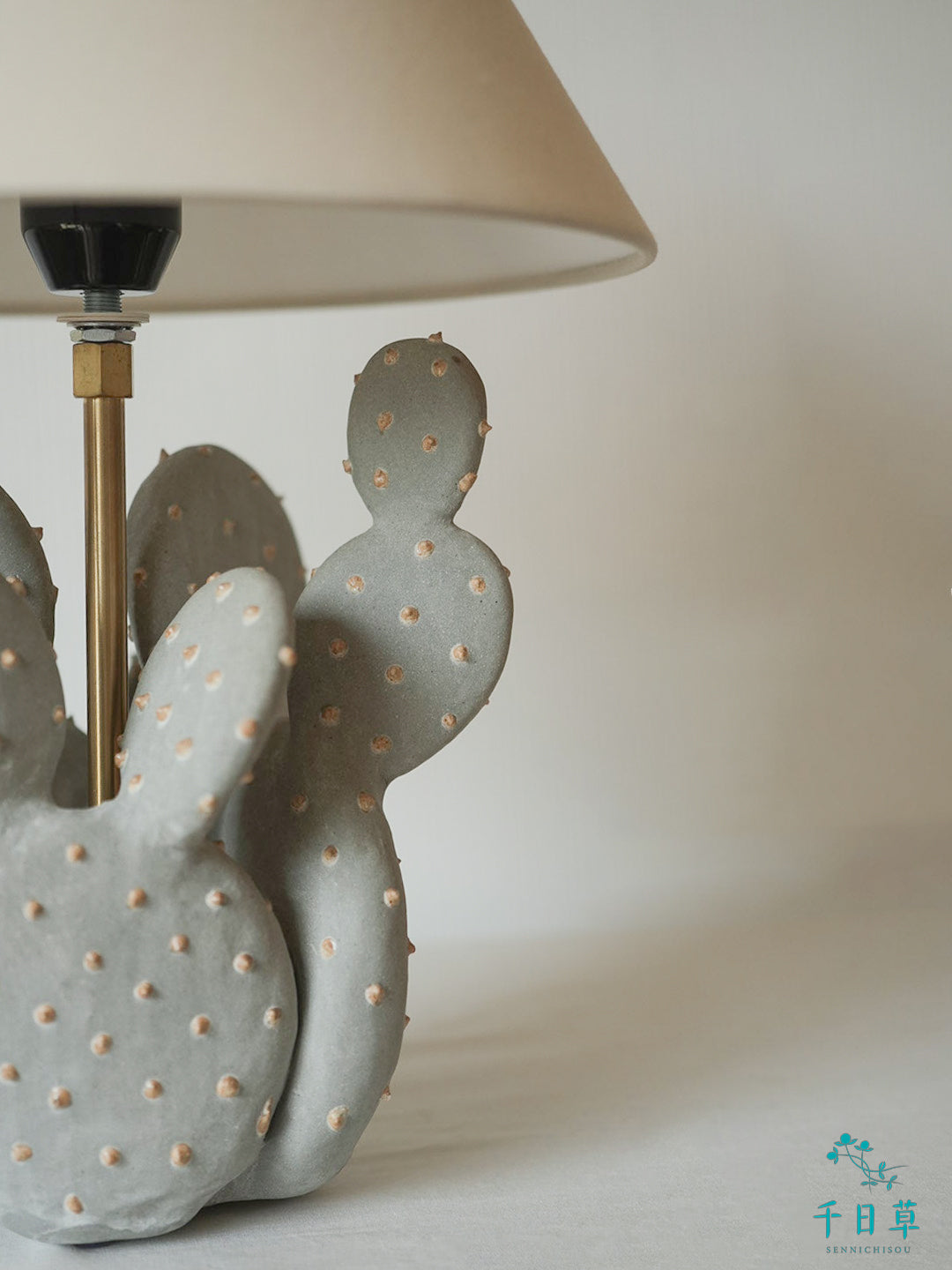 陶でできたウチワサボテンのスタンドライト