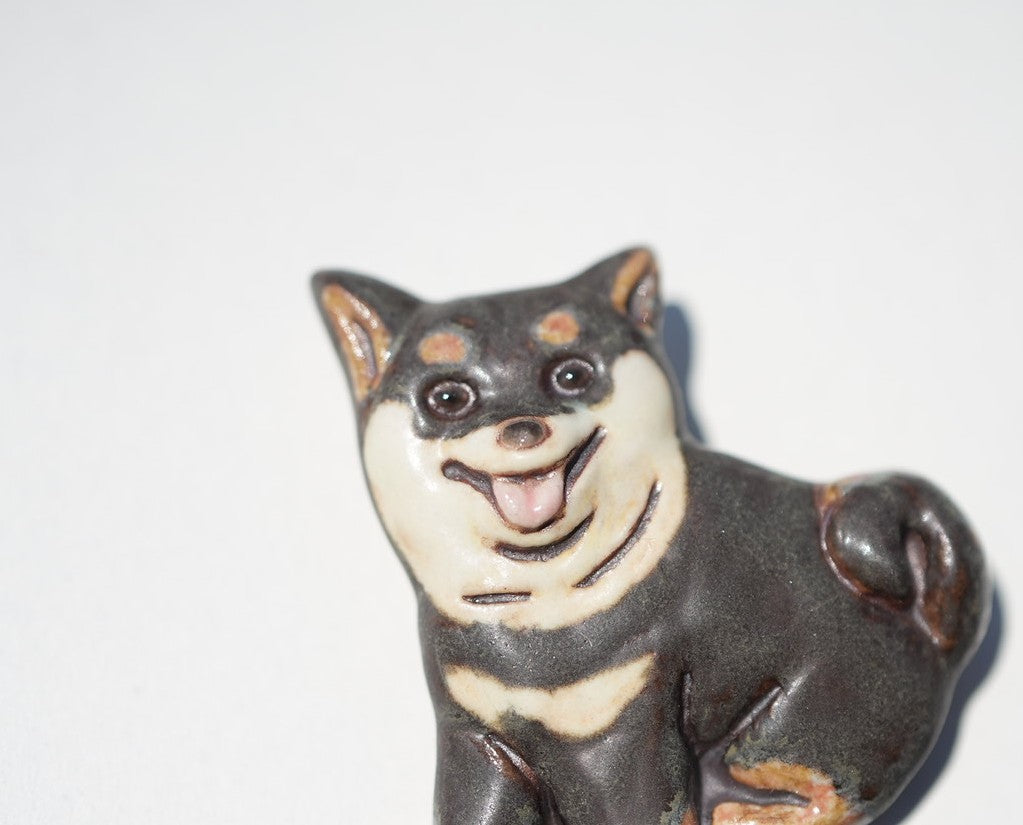 柴犬　黒のブローチ