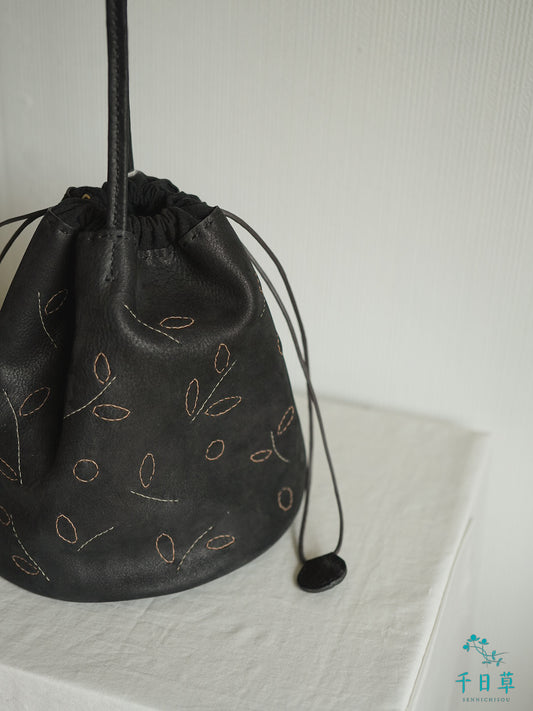 芽吹き　丸底巾着トート　BK