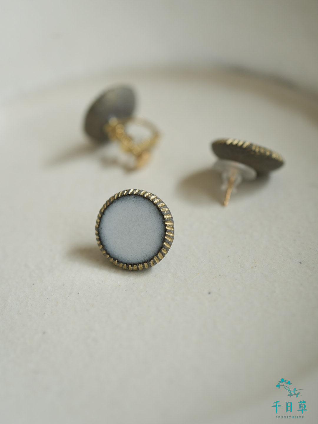 乳白色のピアス・イヤリング　まるい