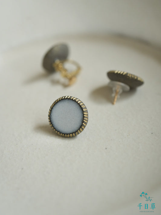 乳白色のピアス・イヤリング　まるい