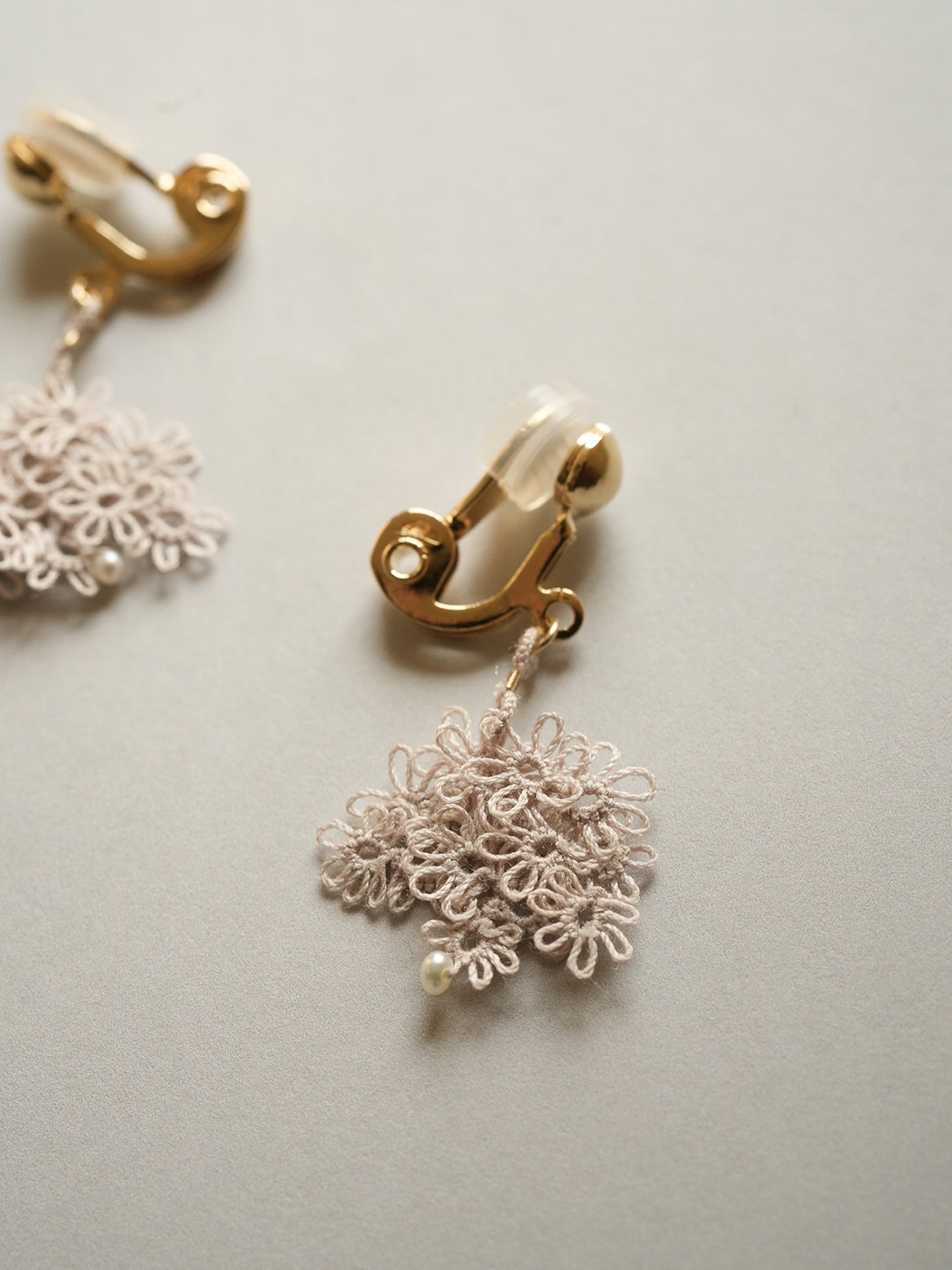 KANOKO_イアリング_ベージュ