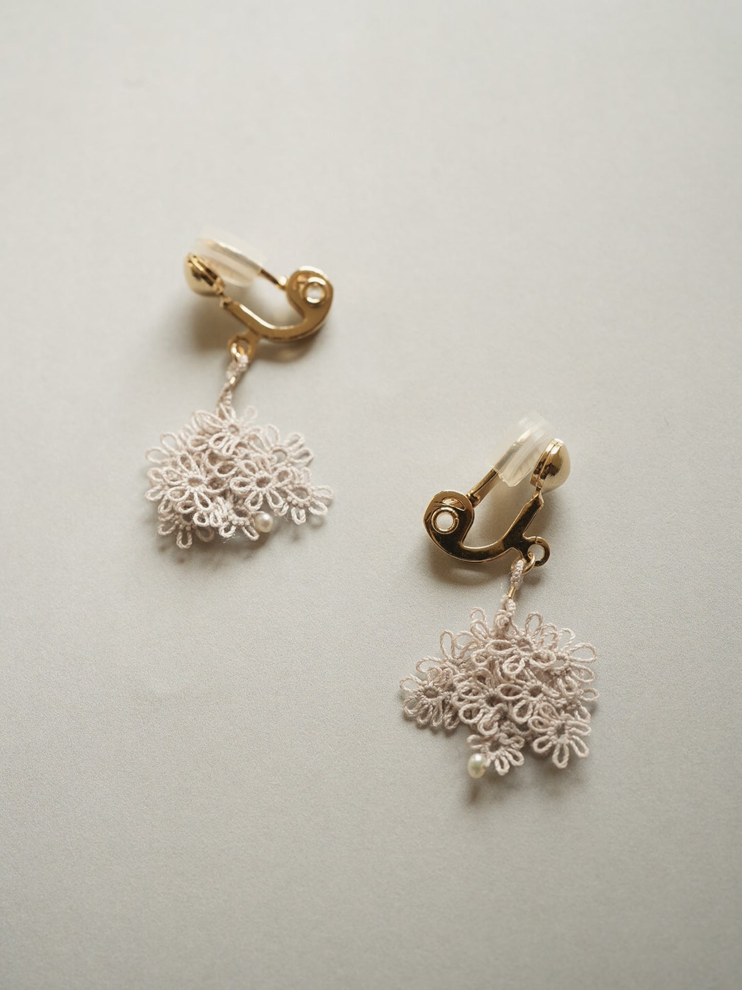 KANOKO_イアリング_ベージュ