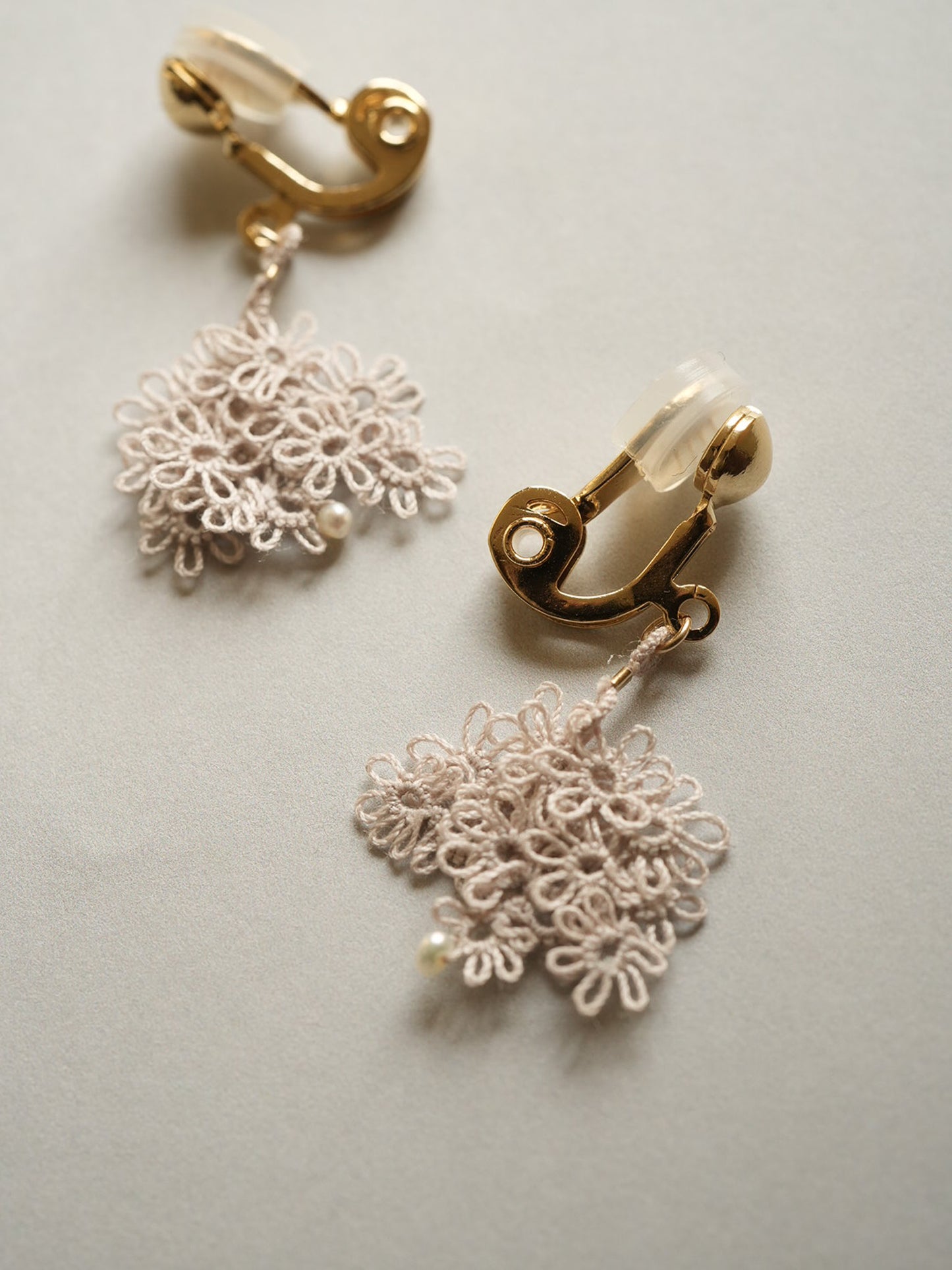 KANOKO_イアリング_ベージュ