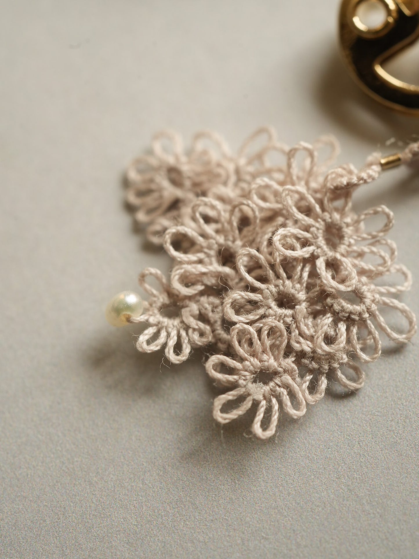 KANOKO_イアリング_ベージュ