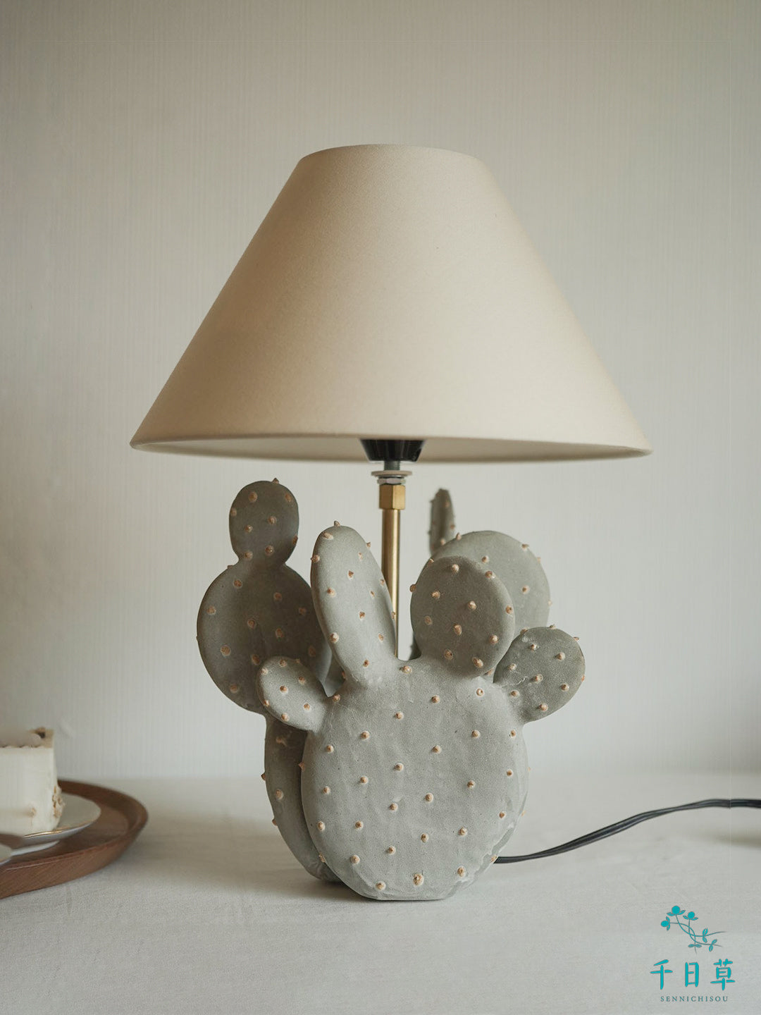 陶でできたウチワサボテンのスタンドライト