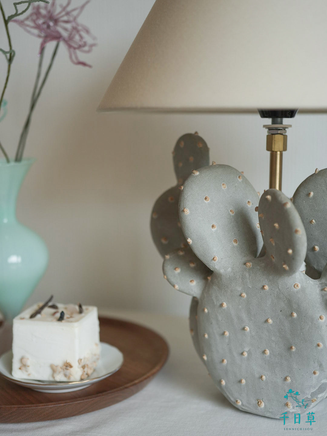 陶でできたウチワサボテンのスタンドライト